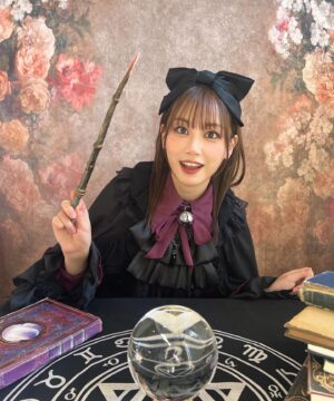Yui Ito Instagram - ⁡
おふしょっと。📷
⁡
頭のリボン猫ちゃんの耳に見えるように
なってるんだよ〜。気付いた？🐈‍⬛

#ILLUMINUS #イルミナス #イリスノワール #クアチル #黒猫 #黒魔術 #伊藤優衣 

⁡