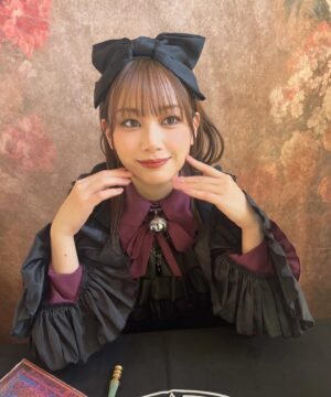 Yui Ito Instagram - ⁡
おふしょっと。📷
⁡
頭のリボン猫ちゃんの耳に見えるように
なってるんだよ〜。気付いた？🐈‍⬛

#ILLUMINUS #イルミナス #イリスノワール #クアチル #黒猫 #黒魔術 #伊藤優衣 

⁡