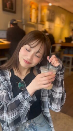 Yui Ito Instagram - ⁡
前髪に納得がいっていないご様子。🐣
⁡
#cafe #伊藤優衣 #actor #instagood #instadaily #followme
