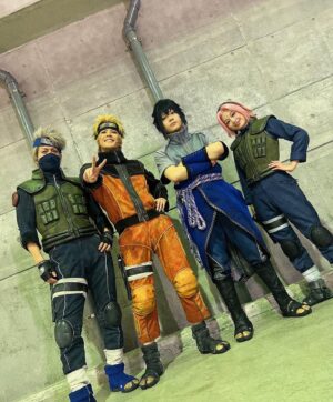 Yui Ito Instagram - 舞台NARUTO🍥🍃

初演から8年間、計327公演
改めて応援していただき
誠にありがとうございました。🍥
⁡
偉大なる"NARUTO"という作品に出会い
ここまで一つの役を演じ続けられた事、
本当に有り難く思います。
⁡
この8年間、日本だけでなく海外での公演もあり、
マカオ、マレーシア、シンガポール、中国6都市…
これまでにたくさんの場所を訪れ、
素晴らしい景色の数々を目にする事が出来ました。
このような貴重な経験をさせていただいた事、
私にとって人生の宝物です。
⁡
⁡
大好きな第七班。
⁡
形は変われど、
4人で並べる日が来て本当に嬉しかった。
これまでの長い歴史、どの瞬間も大切。
⁡
第七班のシーンが今作あったけど
そんなの何年振りだろうか…。
⁡
みんな頼もしくて、
それぞれ違う形で作品を引っ張っていってくれました。
本当にありがとう。🌸
⁡
⁡
そして何より春野サクラちゃん。
あなたに出会えて、演じる事が出来て
私は幸せ者だ…！！！
⁡
サクラちゃんの気持ちを考えると
毎回苦しくて悔しくて、
複雑な気持ちを抱え続ける彼女を
ずっとずっと、抱きしめていました。
⁡
彼女が心から笑顔になれる瞬間までお届け出来て
報われたよね、本当に。
でもね、この事書いてるとまだうるうるしてしまう。😂
8年間も一緒だったんだもの。許して。😂🌸
⁡
これからもずっとずっと、大好きだ。
⁡
⁡
"NARUTO"の作品と同じように
舞台NARUTOもこの先愛され続ける事を
願っています…！
⁡
本当にありがとうございました🍥🍃
⁡

#naruto #ナルト #ライブスペクタクルnaruto #舞台 #舞台naruto #第七班 #春野サクラ #伊藤優衣 
⁡