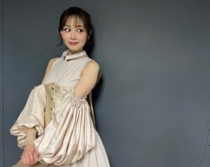 Yui Ito Instagram - ⁡
オセローSC シリアスver.
残り2公演⚫️⚪️
⁡
物語の濃厚さ凄まじい緊張感と集中力、
短時間で様々な感情が湧き、
心を掻き乱される毎日ですが
キャストの皆さんと心を通わせて、
しっかりと目と目を合わせてするお芝居が
とっても楽しいのです。
⁡
皆んなが皆んなをリスペクトしている座組、
本当に素敵なのです。
⁡
#舞台 #シェイクスピア #オセロ #デズデモーナ #stage #shakespeare #othello #desdemona #シアターサンモール #伊藤優衣