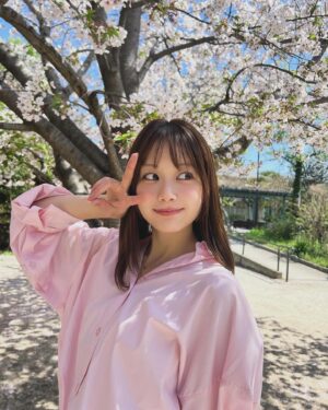 Yui Ito Instagram - ⁡
春🙌🏻🌸✨
嬉しすぎる季節。
⁡
桜と一緒に撮れてよかった〜。🌸

#伊藤優衣 #役者 #actor #イエベ春 #春産まれ 
⁡