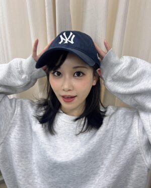 Yui Ito Instagram - ⁡
今日もいちにちお疲れ様🍵。
⁡
公演終わりで撮ったから
ぼさってるけど。
レイヤー入れた髪がかわいい。😉

#レイヤー #レイヤーカット #レイヤースタイル #レイヤーミディアム #キャップ #伊藤優衣