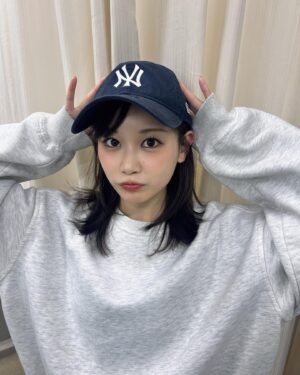 Yui Ito Instagram - ⁡
今日もいちにちお疲れ様🍵。
⁡
公演終わりで撮ったから
ぼさってるけど。
レイヤー入れた髪がかわいい。😉

#レイヤー #レイヤーカット #レイヤースタイル #レイヤーミディアム #キャップ #伊藤優衣
