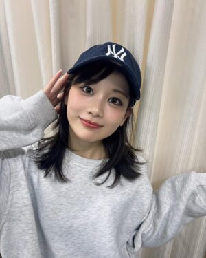 Yui Ito Instagram - ⁡
今日もいちにちお疲れ様🍵。
⁡
公演終わりで撮ったから
ぼさってるけど。
レイヤー入れた髪がかわいい。😉

#レイヤー #レイヤーカット #レイヤースタイル #レイヤーミディアム #キャップ #伊藤優衣