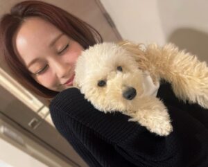 Yui Ito Instagram - ⁡
この間ともさんのお家にお邪魔した際、
念願のぷうしゃんに会えました……！！！
⁡
稽古中からずっとお写真や動画で
見てきたぷうしゃん。🐶
実物たまらなかった。😭
お顔が天才的な可愛いさ。🐶👏🏻
⁡
とっても大人しくて、初めましての私にも
待てもお手もお座りも伏せもしてくれて
たくさん抱っこもさせてくれたいい子ちゃん…🥺
⁡
お家ではともさんの旦那さんが
美味しくておしゃれなお料理を
たくさん作ってくださり、
体と心がぽかぽかに満たされた
有難き幸せ時間なのでした。☺️

#タイニープードル #ぷう #また会おうね #伊藤優衣