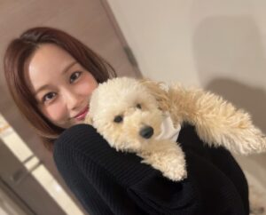 Yui Ito Instagram - ⁡
この間ともさんのお家にお邪魔した際、
念願のぷうしゃんに会えました……！！！
⁡
稽古中からずっとお写真や動画で
見てきたぷうしゃん。🐶
実物たまらなかった。😭
お顔が天才的な可愛いさ。🐶👏🏻
⁡
とっても大人しくて、初めましての私にも
待てもお手もお座りも伏せもしてくれて
たくさん抱っこもさせてくれたいい子ちゃん…🥺
⁡
お家ではともさんの旦那さんが
美味しくておしゃれなお料理を
たくさん作ってくださり、
体と心がぽかぽかに満たされた
有難き幸せ時間なのでした。☺️

#タイニープードル #ぷう #また会おうね #伊藤優衣
