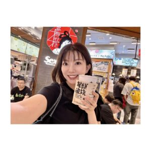 Yui Makino Instagram - ただ、ひたすらに、重慶ご飯🌶️

花椒がアクセントの重慶ラーメンが美味し過ぎて
滞在中めちゃめちゃ食べました。
重慶行かれる際には是非！笑

アテンドして下さったスタッフさんおすすめのお茶屋さんでは
緑茶とライチのミルクティーを頂きました。
美味しかったー！

#ラッフルズシティショッピングセンター 内のスーパーで
お土産もたくさん買いました🩷
入口にドリアンがめちゃめちゃ陳列されてたよ
手を出す勇気は無かった🤣

#スーパーって楽しい ！
#食文化を知る とても素敵な場所だと思うんだ☺️
#美味し過ぎて食べ過ぎた 
#帰ってきたら2kg増 
#絶賛ダイエット中 
#頑張ります