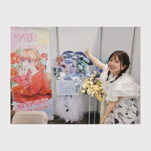Yui Makino Instagram - 中国・重慶でのイベント🥰
同じ事務所の#高槻かなこ ちゃんと同じステージでした！

可愛いお衣裳は#oldhoney 
大好きすぎてスタイリストのサムさんにお願いしてしまいました♡

朗読劇の他、いらして下さった皆さんと協力するゲーム、
サイン会などもありファンミーティング的な要素が多く、
はじめましての方
デビューの時から応援してくれている方や、
7年ほど前の成都でのイベントに来てくれていた方や、
10年近く前の広州でのイベントぶりの方などなど
みんなとお話していると
「あぁ、このお仕事を続けて来られて本当によかった」
「また中国に来られて嬉しいな」と思うことばかりで
とても幸せな時間でした。

サイン会のブースには何とも愛らしく美しいフラスタが💐
イラストもめっちゃめちゃ可愛い！
このドラゴン…見覚えあるね🤔笑（pic:5）

プレゼントも沢山頂きまして😭✨
娘ちゃんにと上海ディズニーのジェラトーニくんや
ダッフィーのぬいぐるみを頂いたりしたのですが、
これがもうね…猫好きの娘は大興奮！！！
帰国して久しぶりに顔を合わせた私よりもジェラくん♡（笑）

皆様の優しくあたたかーいお気持ちに触れた素敵な旅でした☺️❤️

食べ物もめちゃめちゃ美味しくてお話したいので
また次の投稿で🤩
