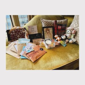 Yui Makino Instagram - 中国・重慶でのイベント🥰
同じ事務所の#高槻かなこ ちゃんと同じステージでした！

可愛いお衣裳は#oldhoney 
大好きすぎてスタイリストのサムさんにお願いしてしまいました♡

朗読劇の他、いらして下さった皆さんと協力するゲーム、
サイン会などもありファンミーティング的な要素が多く、
はじめましての方
デビューの時から応援してくれている方や、
7年ほど前の成都でのイベントに来てくれていた方や、
10年近く前の広州でのイベントぶりの方などなど
みんなとお話していると
「あぁ、このお仕事を続けて来られて本当によかった」
「また中国に来られて嬉しいな」と思うことばかりで
とても幸せな時間でした。

サイン会のブースには何とも愛らしく美しいフラスタが💐
イラストもめっちゃめちゃ可愛い！
このドラゴン…見覚えあるね🤔笑（pic:5）

プレゼントも沢山頂きまして😭✨
娘ちゃんにと上海ディズニーのジェラトーニくんや
ダッフィーのぬいぐるみを頂いたりしたのですが、
これがもうね…猫好きの娘は大興奮！！！
帰国して久しぶりに顔を合わせた私よりもジェラくん♡（笑）

皆様の優しくあたたかーいお気持ちに触れた素敵な旅でした☺️❤️

食べ物もめちゃめちゃ美味しくてお話したいので
また次の投稿で🤩