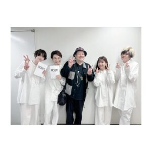 Yui Makino Instagram - 朗読劇ROOM  21日公演

衣裳さんが17日の公演とはスタイリングを変えて下さってて
これまた新鮮な感じでした😋
今回は性別をも越えてのお芝居なので
女性もパンツスタイル👖！！

木下半太さんの脚本の素敵さ、
日替わりキャストによる掛け合いの面白さもありながら
音や光が開場中を駆け巡るというのは
朗読劇としてはとても新鮮な感覚でした。
公演は26日まで🚪本当に面白い作品です！！！

公演後、初めましてのお客様もいつものお客様も
感想を下さるのがとても嬉しくてうれしくて…♡
ありがとね♡

#池田匡志 さん
#鈴木浩文 さん
#榊原優希 さん
#牧野由依