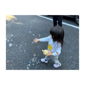 Yui Makino Instagram - 忙しなく毎日時間が過ぎてしまい
写真を撮ればむちゅめと犬ばかり🐕‍🦺👧🐕‍🦺🐕‍🦺

このままだと一生投稿しなさそうなので、
最近のフォトライブラリーから数枚シェアしてみます（笑）

pic1:こどもの日にいとこから送られてきた幼き日の写真
大体どの写真もこの顔で笑ってた私の姿と、推しである幼き日のいとこと…
何に1番驚いたって母のアジアンビューティーっぽさ（笑）

pic2:朝早く起きて必死こいて作った米粉クッキー
米粉が故に娘はあまり食い付かず。
結果1人でほぼ食べるハメに😭

pic3:普段よく食べる野菜を知るために。そら豆とヤングコーンを殻や皮のある状態からむきむきしてもらう会🌽

pic4:3coinsのシャボン玉マシン大活躍してます🐸

pic5:パパのお仕事に興味を持ち始めたようで
むちゅめ初めての社会科見学
テンション上がっててブレブレです（笑）

#なんてことのない写真 #自撮りしてた頃が懐かしい 
#皆さまお元気ですか ？#あったかくなりましたね 
#久々の投稿 だよー