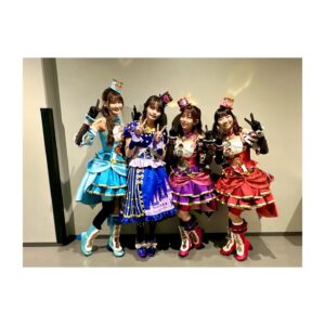 Yui Makino Instagram - 「プリパラフレンドシップメモリー」@立川ガーデンステージ
ありがとうございました♡

最近は年に2回立たせて頂いているプリティーシリーズの公演😈
今回はメモリーという事で、思い出深い曲やお衣裳で登場しました！！
（1番久しぶりなスーパーサイリウムコーデはもはや6年ぶり…くらい？！！体型変わってそうで本当に怖かったけど着られて良かった😭笑）

…え？！
観てない？
知らない？？

そこのあなた様！
この公演、是非ご覧頂きたい！！
（いつも観て欲しいんだけど🤣ww）

いつもあろまきのさんの時に
ウィッグを半分から下に着けるんですが
衣裳と相まってとても可愛かったからサロン風角度で撮ってみたよ🩷

#pripara #ガァルマゲドン #あろみか #アロマゲドン