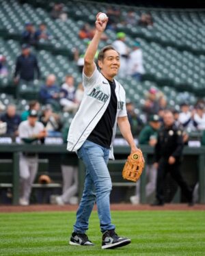 Yuji Okumoto Instagram - Thank you to the @mariners and Katherine Cheng for giving me the opportunity to throw out the first pitch last night for AANHPI Heritage Night! Fun night and a great win! Go Ms! 🤙🏽 #AANHPI #Mariners