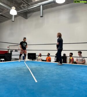 Yujiro Kushida Instagram - NJPWアカデミーSummer class はじまりました。
本日はビギナーズクラスを担当しました。
充実！DKCがたくさんヘルプしてくれた。
Thank you @dylankylecox 
@njpwacademy @njpw1972