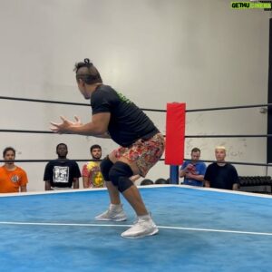 Yujiro Kushida Instagram - NJPWアカデミーSummer class はじまりました。
本日はビギナーズクラスを担当しました。
充実！DKCがたくさんヘルプしてくれた。
Thank you @dylankylecox 
@njpwacademy @njpw1972