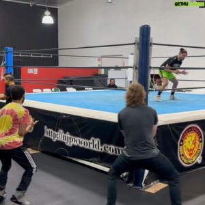 Yujiro Kushida Instagram - NJPWアカデミーSummer class はじまりました。
本日はビギナーズクラスを担当しました。
充実！DKCがたくさんヘルプしてくれた。
Thank you @dylankylecox 
@njpwacademy @njpw1972