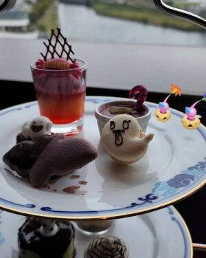 Yuka Nishio Instagram - #ハロウィン #ハロウィンスイーツ #おゆハロ #アフタヌーンティー #ピクミン #pikmin #pikminbloom 
ハロウィンピクミンとハロウィンスイーツのコラボ写真撮るのに熱中しすぎて30分くらい食べてなかったから店員さんから食べないの？？みたいな視線を感じた気がした＼(^-^)／