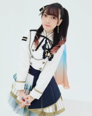 Yuka Nishio Instagram - GBPのパンフレット撮影。
懐かしき初期衣装。
ちなみに西尾は長袖じゃない方がベース弾きやすいです。(右手の都合で)
#バンドリ #bangdream #Morfonica #広町七深 #西尾夕香 #衣装 #gbp2022