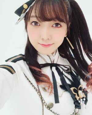 Yuka Nishio Instagram - GBPのパンフレット撮影。
懐かしき初期衣装。
ちなみに西尾は長袖じゃない方がベース弾きやすいです。(右手の都合で)
#バンドリ #bangdream #Morfonica #広町七深 #西尾夕香 #衣装 #gbp2022