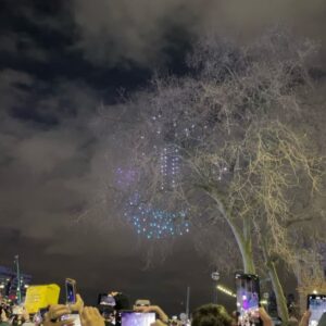 Yuki Terada Instagram - 🇬🇧ロンドン旅行記
〜年越しは有名な花火大会で！〜
『ロンドンで年越しをするなら、
テムズ川の花火大会に行きたい！！！！』

そう、願っていた私。
でも、テムズ川の花火大会といえば、

▼チケットは争奪戦
▼開始までに何時間も並んで待たなきゃいけない
▼トイレ大変
▼とにかく、人！人！人！
▼人混みすぎて上手く見れるかどうかは運(汗)
▼帰るまでに何時間もかかることも…

という、花火以外の部分の前評判や経験者レビューは、
お世辞にもいいとは言えません😂🤣

でも、せっかくのロンドン年越しだもの。
大変な部分も含めて経験だ！！！！！！

行くことに決めたのでした☺️✨

☝️チケット・前情報
▼チケットは公式HPから購入可能
▼一番人気のブルーエリア確保に成功！
▼当日は20:00〜22:30までに入場する必要あり
▼規制のため、エリアごとに駅が決められている
▼ブルーエリアは「ビクトリア」駅から歩く

当日。

待ち時間が長くなるのは嫌だけど、
念のために早めに現地に向かうことにしました。

……これが、のちに大正解だとわかる！！！！

もうちょっと遅かったら、
もしかしたら入場できてなかったかもしれません😢

20:30頃にビクトリア駅に到着。
現地までは、徒歩30分程度でしょうか。
ぼちぼち歩いて向かいます。

道は広いエリアで通行止めになっていて、
駅からは一本道で現地に向かえるようになってました。

スムーズに歩いていく。
人はいるけど、まあそこそこくらいな印象🤔

そして、観覧エリアまで
残り1〜200mくらいのところに着いたとき。
突如、人の流れがピタッと止まりました。
できあがる人だかり。
あっという間に身動きがとれなくなりました。

「なんだ！？」って思ったんだけど、
チケットを見せるゲートがあったのでした。

エリアの結構手前に、ゲートがあるのね。

ここで1時間半ほど、待機。
この時が一番ギュウギュウ状態で待たねばでした😢

ちなみに！！！！！
私は21:00くらいにこのゲートに着いたからよかったのですが、
もう少し遅かったら
このゲートを通れていなかったかもしれません！！！！

ゲートが混みすぎて、
開始時間になっても入れなかった人もいるみたい😢

余裕を持ってよかったです☺️✨

そして、約1時間半後に無事ゲート通過！
エリアまで向かいます。

少し歩くと、再びゲートが！
やはり厳重なチェックがあるもんですね。

その2つ目のゲートを通ると………
エリアに向かえる！！！
見る場所の争奪戦が開幕です！！！！！

この時はまだ空いていて、すんなり。
エリアの一番、入り口側にしました。

……これものちに、大正解だとわかる！！！

入り口近くだと、視界が木にさえぎられない。
そして帰り、すぐにゲートを出られる！

入り口付近、すごくよかったです。
エリアの真ん中だと、
結構、街路樹が邪魔になりそうでしたよ。
(知らんけど。一番奥も見てないからわからんけど)

さらには、歩道を陣取れた私。
車道より、歩道って少し段が高くなってるじゃない？
この歩道の段差に助けられました🤣

ありがとう、歩道の段差。
チビ仲間は歩道あたりの確保を強くオススメします！

何気に大正解を何個も出しながら、
始まるまで2時間半ほど待機しました。

23時頃から、混んできました。
背が高い人が来る度にヒヤヒヤしながら(笑)

めーっちゃ寒いって日でもなかった。
でも長時間待ってると、冷えてくるものです。

冷えと疲労に耐えながら待っていると……

時刻は0時少し前。
ドローンが飛んでいるのがわかりました。

……始まる！！！

約1万2000発の花火があがるこの花火大会。
いや、マジで圧巻でした！！！！！

時間は約15分〜20分ほどとコンパクト。
それでも大満足！！！！！

日本での大きな花火大会をいくつも見てきた私ですが、
雰囲気も相まって、
これは相当綺麗だったなと思います。

機会があればぜひ！
チャレンジしてみて下さい🙌

最後に、寺田的ポイントをまとめます！！！

☝️寺田的ポイント
▼早めに行って損はなし！マジで！！！
▼エリア内にトイレもあるよ(汚いけど)
▼身長低い仲間は、段差の上などを陣取りましょう
▼待ち時間、雨が降りました。晴天予報じゃない限り、傘はいるね！カッパでもいいかも？
▼場所を取っておく、なんてことはできないよ
▼深夜も地下鉄は動いてます
▼帰りは遠慮とかせずに入り口に突き進むべし
▼並び始めたらトイレには基本いけないので…まあ、オムツも一つの手です(笑)

ちょっと頑張って行ってよかった！
いい年越しとなりました🙌

📷写真
7枚目:道にある表示
8枚目:1つ目のゲート通過待ち
9枚目:始まる約15分前

#ロンドン #旅行記 #フリーランス女子 #寺田有希 #teradayuki