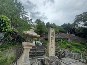 Yuki Torigoe Instagram - ⛩️
#念願の #竹生島 #滋賀 #琵琶湖
#ようやく行けました #波高くて着岸出来るかわからんかったけど
#ギリギリ行けました #次の便から欠航
#島全体を堪能 #凄い場所でした #またゆっくり来よう
#神社仏閣 #御朱印