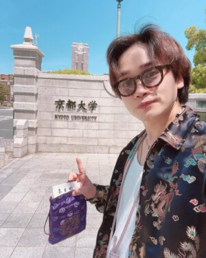 Yuki Torigoe Instagram - 🦆🐉💙
#舞台 #鴨川ホルモーワンスモア 
#先日全公演終了いたしました
#大学行ってなかった僕は大学生気分を存分に味わえました 
#稽古から本番までごっつ楽しかったです #素敵な出会いに感謝