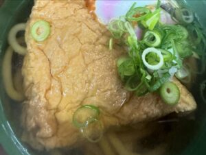 Yuki Torigoe Instagram - 🍙🍚🍲🍜🍣
#飯テロ #どーん
#瓦そば #子供の時から大好き
#うどん #大好き #にしても食べ過ぎ
#神社巡りとセットで #ご当地 #ごはん巡り