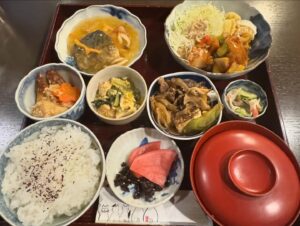 Yuki Torigoe Instagram - 🍙🍚🍲🍜🍣
#飯テロ #どーん
#瓦そば #子供の時から大好き
#うどん #大好き #にしても食べ過ぎ
#神社巡りとセットで #ご当地 #ごはん巡り