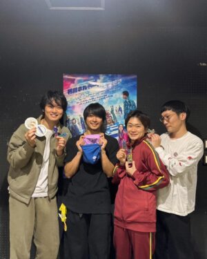 Yuki Torigoe Instagram - 🦆🩵
#鴨川 #鴨川ホルモー #鴨川ホルモーワンスモア
#中川大輔 さん#佐藤寛太 さん#平井まさあき さん #鳥越裕貴 
#まもなく本番 #グッズめちゃくちゃ可愛いでぇ