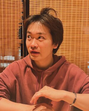 Yuki Torigoe Instagram - 🕵️
#飲んでる最中に出来上がった髪型
#妖気的なものかと思ったけど
#目の前の友達達がね #コナン やんって
#騒いでいた #コナン見たことないのよ
#コナンのオープニングのとこらしい この表情