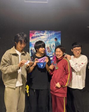 Yuki Torigoe Instagram - 🦆🩵
#鴨川 #鴨川ホルモー #鴨川ホルモーワンスモア
#中川大輔 さん#佐藤寛太 さん#平井まさあき さん #鳥越裕貴 
#まもなく本番 #グッズめちゃくちゃ可愛いでぇ