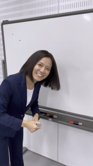Yukiko Shinohara Instagram - マネージャーよりクイズです🤠
今日はテレ朝さんにお邪魔しています！
とっっても豪華な声の出演をいただきました🤩✨
さて、この方は誰でしょう？
是非、音声をオンにしてみて下さい😆
今夜、10月18日21時〜初回スペシャル、いよいよです！

この後、YouTubeとTELASAでの生配信もお楽しみに❣️相棒公式インスタグラムで裏側がのぞけちゃうかも？です🤭🤭 @aibou_official 
#相棒22 #テレビ朝日 #生配信ライブ