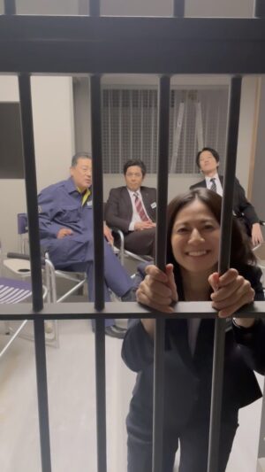Yukiko Shinohara Instagram - お久しぶりです！マネージャー投稿です🫡
な、な、なんと！牢屋に入ってしまった捜査一課の３人と鑑識の益子さんを激写致しました！😳レアショットですね！😆皆様、無茶振りへのご協力ありがとうございます😊

出雲の麗音さんが可愛く（？）お願いしてるので、今夜もどうぞよろしくお願い致します🙇‍♀️

#くらはいって言ってる人がいます #相棒22 #伊丹憲一 #芹沢慶二 #益子桑栄 #出雲麗音 #テレビ朝日
