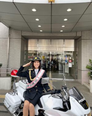 Yukiko Shinohara Instagram - 本日1/10は110番の日！
そんなわけでなんと、保土ヶ谷警察署の1日警察署長を務めさせていただきました！
わたくしめの人生でこんな光栄なことが起きるなんて…
署長様をはじめ、本物の警察官の方々と交流させていただき、特に女性警察官の方ともお話することができ、なんだか感無量でした。
わざわざ寒い中会場にいらした皆様、保土ヶ谷警察署の皆様、本当にありがとうございました😊

みなさま110番の適切なご利用をよろしくお願いします！
そして、今晩の相棒もよろしくお願いします！

#1日警察署長 #相棒 #110番の日