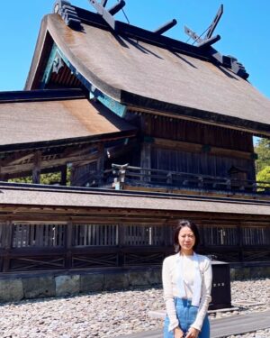 Yukiko Shinohara Instagram - #出雲大社 に行ってきました！
前回伺ったのは10年前で、「どうかどうか、お仕事や、あれやこれやそれやのご縁がありますように！」と必死にお願いしました！🤣
そしたらその後まさかの#出雲麗音 という役名のお仕事。
今回はとにかく感謝をお伝えしに行きました。

写真は出雲大社の権宮司の千家和比古さんと。
実は千家さんとは親戚なのです。
千家さんも私の役が出雲麗音というミラクル、とても驚いてました。
今回は千家さんに心に残るお話を伺うこともでき、とてもありがたい旅でした。

出雲は桜も素晴らしく、すべての景色に圧倒されました🌸😭