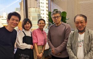 Yukiko Shinohara Instagram - 昨日は、所属事務所に40年以上いらしたスタッフさんのお疲れ様会＆引っ越したので新オフィス披露目パーティーでした。

同じ事務所とはいえ、意外と先輩方や後輩方とお会いできる機会は滅多にないので、大集合できて凄く幸せでした。

本当にいい事務所だなと改めて…
社長を筆頭に、マネージャーさん達も、そして役者の方々も、皆さん本当に温かいのです。
10年前、私を拾ってくださった社長に感謝。
篠原ゆき子、これからも頑張ります！

写真は、#三浦友和 さん、#浅見小四郎 さん、#金井勇太 さん、#藤丸千 ちゃん。
貴重な写真✌️😆