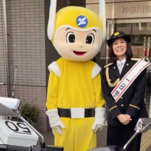 Yukiko Shinohara Instagram - 本日1/10は110番の日！
そんなわけでなんと、保土ヶ谷警察署の1日警察署長を務めさせていただきました！
わたくしめの人生でこんな光栄なことが起きるなんて…
署長様をはじめ、本物の警察官の方々と交流させていただき、特に女性警察官の方ともお話することができ、なんだか感無量でした。
わざわざ寒い中会場にいらした皆様、保土ヶ谷警察署の皆様、本当にありがとうございました😊

みなさま110番の適切なご利用をよろしくお願いします！
そして、今晩の相棒もよろしくお願いします！

#1日警察署長 #相棒 #110番の日