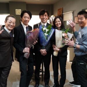 Yukiko Shinohara Instagram - ついについに今夜！
相棒21の最終回です！
いやはや、あれよあれよで最終回！！
どうか皆さんに楽しんでいただけますように！
私自身は、なんだかこのシーズンめちゃくちゃ楽しかったです。
それもこれも、大好きな相棒チームと、そしていつも相棒を応援してくださっている温かい皆さんのおかげです！！

写真はクランクアップ時のもの。
水谷さん、寺脇さん、川原さん、山中さん、皆さん役者としても人としても本当にかっこいい先輩方です。

怒涛の展開の最終回、我々捜一もいつもに増してワチャワチャしてます！笑
よろしくさんきゅ〜です😊

#相棒 #特命係 #捜査一課 #テレビ朝日 #ドラマ #相棒21 #最終回