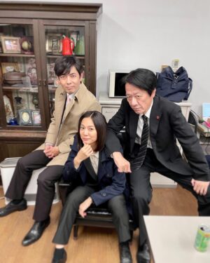 Yukiko Shinohara Instagram - 本日も21時から！
よろしくお願いします😊

#相棒 
#えっもう亀山さん容疑者
#どうするんですか伊丹先輩
#芹沢先輩の頭に赤いケトル載ってる風
#捜査一課 #テレビ朝日 #ドラマ #相棒21 #伊丹憲一 #芹沢慶二 #出雲麗音