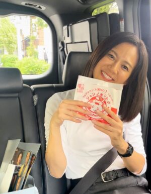 Yukiko Shinohara Instagram - マネージャー投稿👩🏻‍💻※マネージャーの笑い声の音量にご注意下さい🤐
#相棒 の撮影の空き時間に、買ってきたアツアツの#ホットク を半分マネージャーにあげようと必死に頑張っている篠原🥺💕性格良すぎです😭🙏🙇‍♀️
そして、それを隠し撮りして笑っている悪魔のマネージャーなのであった…😈🫶（この後もっと面白くて涙が出ました🤣）
#新大久保 #韓国スイーツ #相棒21 #テレビ朝日 #おいしくいただきました #感謝 #飾らないあなたが好きです #最初のラザザザザザってなんですか #チラッと写ってるチラシの梅安もよろしくお願いします #梅安 #来年公開