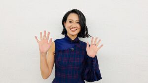 Yukiko Shinohara Instagram - 今夜のQさま!!お邪魔してます！
いつか押してみたかった憧れの早押しボタン（しかも赤いやつ！）楽しくて押しすぎちゃいました！笑
みてねー😆

#相棒22 まであと２日！！
#袖が片方だけなのはわざとだよ
#qさま

ℹ️マネージャーよりℹ️
2023年10月16日（月）テレビ朝日 20:28〜21:54
『2023年上半期！外国人が訪れた都道府県ランキングBEST15から出題SP』に出演させていただいてます。よろしくお願いします！