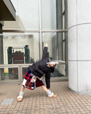Yukiko Shinohara Instagram - 皆さんこんばんは🍁夏が恋しいマネージャーです👩🏻‍💼
いよいよ本日、10月3日22時よりWOWOWにて『ソロモンの偽証』が放送開始します！#wowow プライム、初回は無料放送ですので、是非BS9chをご覧ください❣️
写真は、ソロモン撮影中に突然ストレッチをし始めた篠原です🧘🏻‍♀️顔が「無」ですね。笑
#ソロモンの偽証 #上白石萌歌 #宮沢氷魚 #山本舞香 #浮所飛貴 #野村裕基 #坂東龍汰 #モトーラ世理奈 #富田望生 #小林薫 #西田尚美 #坂井真紀 #橋本じゅん #高嶋政宏 #田中哲司 #酒向芳 #小林涼子 #片岡礼子 #中村ゆり #篠原ゆき子