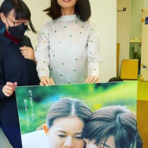 Yukiko Shinohara Instagram - テッテテレッテ♪テッテテレッテ♪ ハッピーチームで#女たち の取材でした🥰🌈✨今日の篠原はアジアンビューティーでした😍🌸（音声と共にご覧いただくと２倍楽しめます！）
ガソリンスタンドで「レギュラー、ロックで」と言い放ち、酒好きを露呈させたマネージャーからの投稿👩🏻‍💼
#asianbeauty #篠原ゆき子 #映画 #ハッピー #芸人 #スタイリストannaさんのビビり具合に注目
