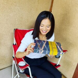 Yukiko Shinohara Instagram - 秋ですね🍂お久しぶりのマネージャーです👩🏻‍💼今日もお弁当食べて元気に撮影しました！スタッフさん、いつも美味しいロケ弁をありがとうございます😊カメラを向けるとサービス精神旺盛な篠原なのでした🤪😜たくさん食べて頑張ります🍙
#相棒 #出雲麗音 #テレビ朝日 #篠原ゆき子