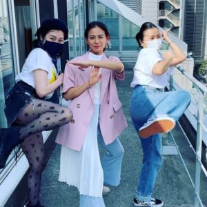 Yukiko Shinohara Instagram - いつもメイクをしてくださる💄 @junsta34 さん
いつもスタイリングをしてくださる👗ANNA YAMAMOTOさん
３人合わせて、渋谷チャーリーズエンジェルス❣️
👩🏻‍💼「……チャーリーズエンジェルスに謝ってください。」
仲の良いチームワークに感謝です😊🙏❤️

＃チャーリーズエンジェルス #charliesangels #ヘアメイク #スタイリスト #舞台挨拶 #ミセスノイズィ #感謝