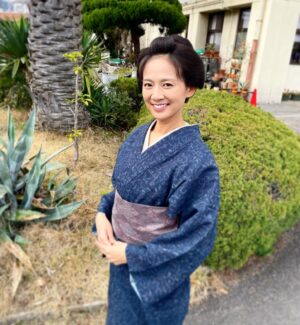 Yukiko Shinohara Instagram - 本日、#梅安2 が公開されます！
京都での撮影、初めての#河毛俊作 監督、初めましての#豊川悦司 さん、そしてめちゃくちゃじっとりした役どころ…と、濃度の濃いエキサイティングな撮影でした。
事務所の大先輩の#佐藤浩市 さんとも久しぶりにご一緒できて嬉しかったです。
ふだん私は#時代劇 を見ることがあまりないのですが、そんな私でもとても見やすくて、めちゃくちゃ面白かったです。
ぜひ映画館でご覧くださいまし〜！

↓ここからマネージャー🫶
時代劇でマスクってこんな風にするんだー😳とビックリしたので皆様にもシェアさせていただきます😊
私は撮影中、篠原に猛烈に嫉妬しました！😤その理由は映画をご覧いただければ分かります😂本日公開です！よろしくお願い致します😊

#時代劇専門チャンネル #仕掛け人藤枝梅安2