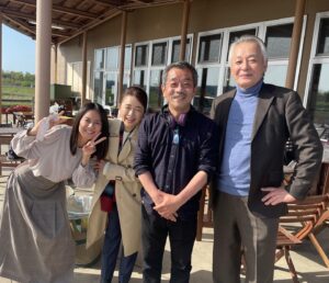 Yukiko Shinohara Instagram - お知らせ遅くなってしまいましたが、NHKプレミアム「#今度生まれたら 」に出演させていただいてます。
「#深夜食堂 」以来の松岡組、大好きな方々との初共演…
空き時間は終始みんなでおしゃべりして笑って…
「あぁ、なんか幸せな人生だなぁ」としみじみお茶をすすりました。

「今度また生まれたらあなたはどうしますか？」がテーマの物語です。
広い年代の方々に共感していただけると思いますので、よかったらご覧ください！

共演させていただいた #風吹ジュン さんと #斉木しげる さんと #松岡錠司 監督とお写真撮らせていただきました😊とても楽しい現場をありがとうございました！

以下マネージャーより👩🏻‍💼
#nhkプレミアムドラマ 『今度生まれたら』
毎週日曜日 ２２時〜
NHKオンデマンドでも配信されてます。

次回の再放送は5/18（水）23時からです。
よろしくお願いします！
（うちの母もハマってました！）