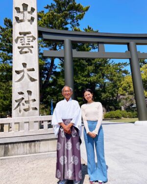 Yukiko Shinohara Instagram - #出雲大社 に行ってきました！
前回伺ったのは10年前で、「どうかどうか、お仕事や、あれやこれやそれやのご縁がありますように！」と必死にお願いしました！🤣
そしたらその後まさかの#出雲麗音 という役名のお仕事。
今回はとにかく感謝をお伝えしに行きました。

写真は出雲大社の権宮司の千家和比古さんと。
実は千家さんとは親戚なのです。
千家さんも私の役が出雲麗音というミラクル、とても驚いてました。
今回は千家さんに心に残るお話を伺うこともでき、とてもありがたい旅でした。

出雲は桜も素晴らしく、すべての景色に圧倒されました🌸😭