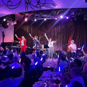 Yuko Nakazawa Instagram - ✴︎✴︎

6月29日に開催しました

中澤裕子 Birthday☆Casual Dinner Show 2024 ～5   1～

無事に終わりました。

原宿に集合してくださいました皆様
大きな拍手声援、キラキラの笑顔、
ありがとうございました！

今回は、
今年デビュー25周年を迎えた
太陽とシスコムーンから
昼の部　稲葉貴子ちゃん
夜の部　信田美帆ちゃん
このお二人をゲストにお迎えし、
なんと！
夜の部には
美帆ちゃんの様子を観に来ていた
小湊美和ちゃんにステージに
半ば強引に🤣上がってもらい

太陽とシスコムーンの名曲
「Magic of  Love」を
歌わせていただきました。

もうね、、ただ感無量。
あの時代、一緒に駆け抜けた同志たち。
あの時から大人チームだったけど、
いろんな経験をそれぞれ積んで
人生に深みを増してきた今、
また一緒に歌える日が来たことが
嬉しくてしょうがなくて、
やっぱり泣いてしまったけど、
幸せな思い出がまたひとつできました。

あっちゃん、しのちゃん、こみちゃん、ありがとうございました！

次は30周年に！

#太陽とシスコムーン
@attchu  ちゃん
@miwa_kominato_official  ちゃん
#信田美帆　ちゃん

#原宿ラドンナ
